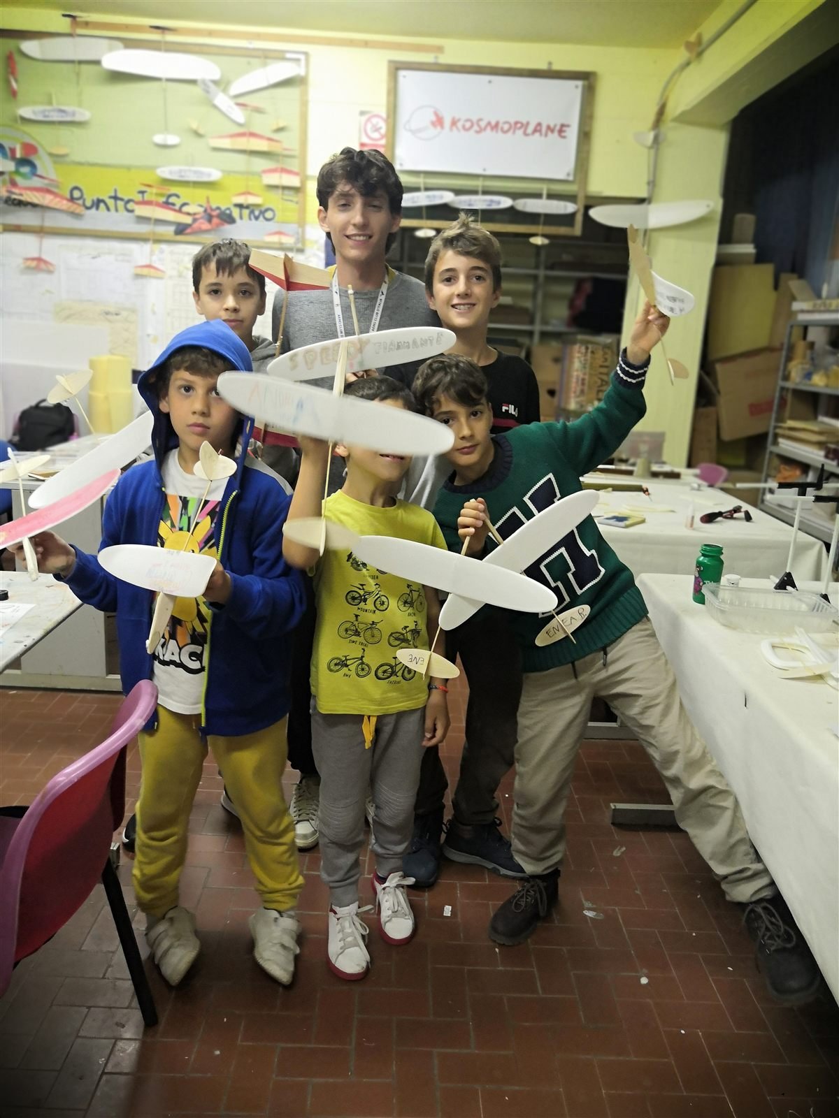Un gruppo di ragazzi mostra gli aeromodelli costruiti durante il corso
