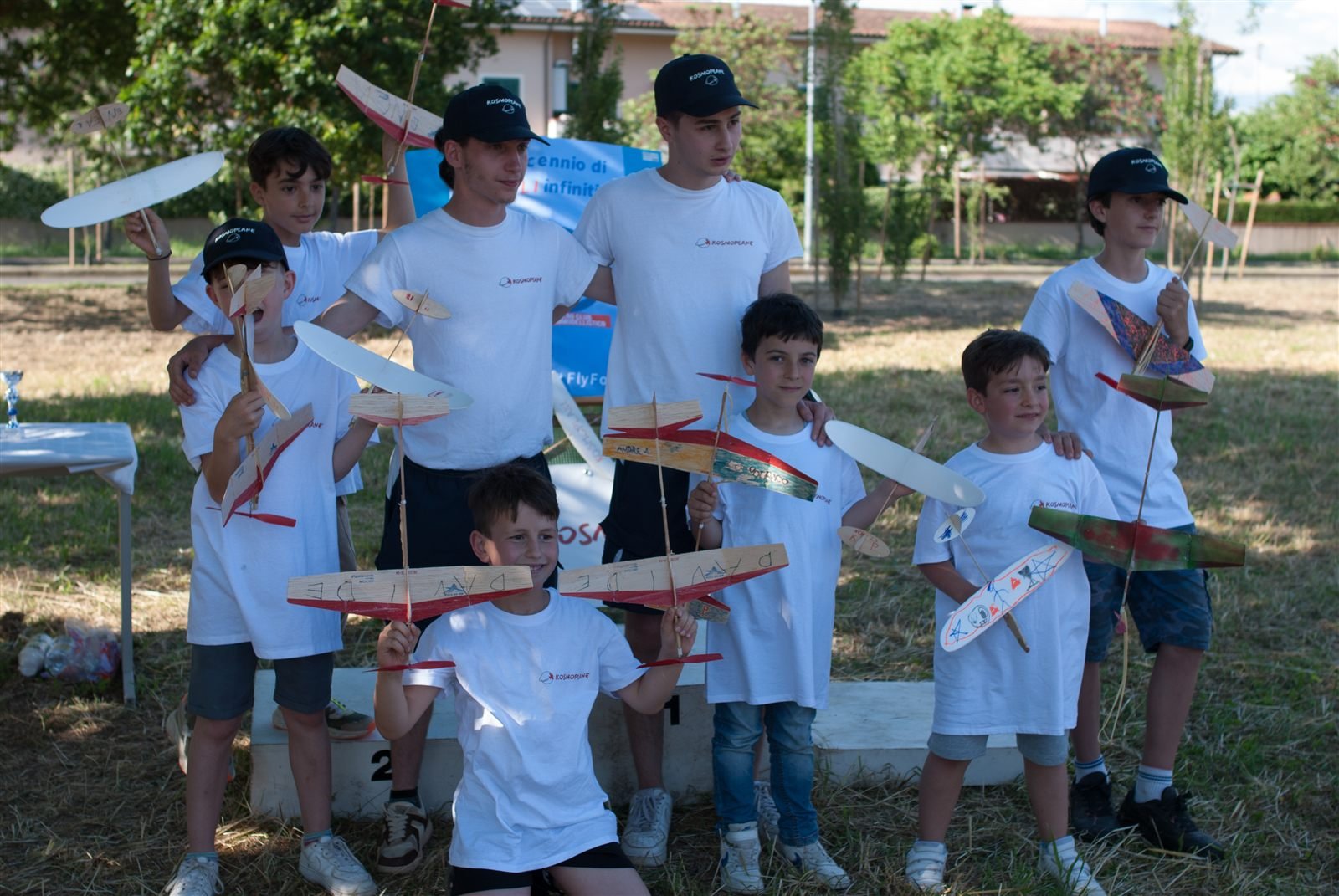 I ragazzi del Trofeo KosmoPlane con i loro aeromodelli