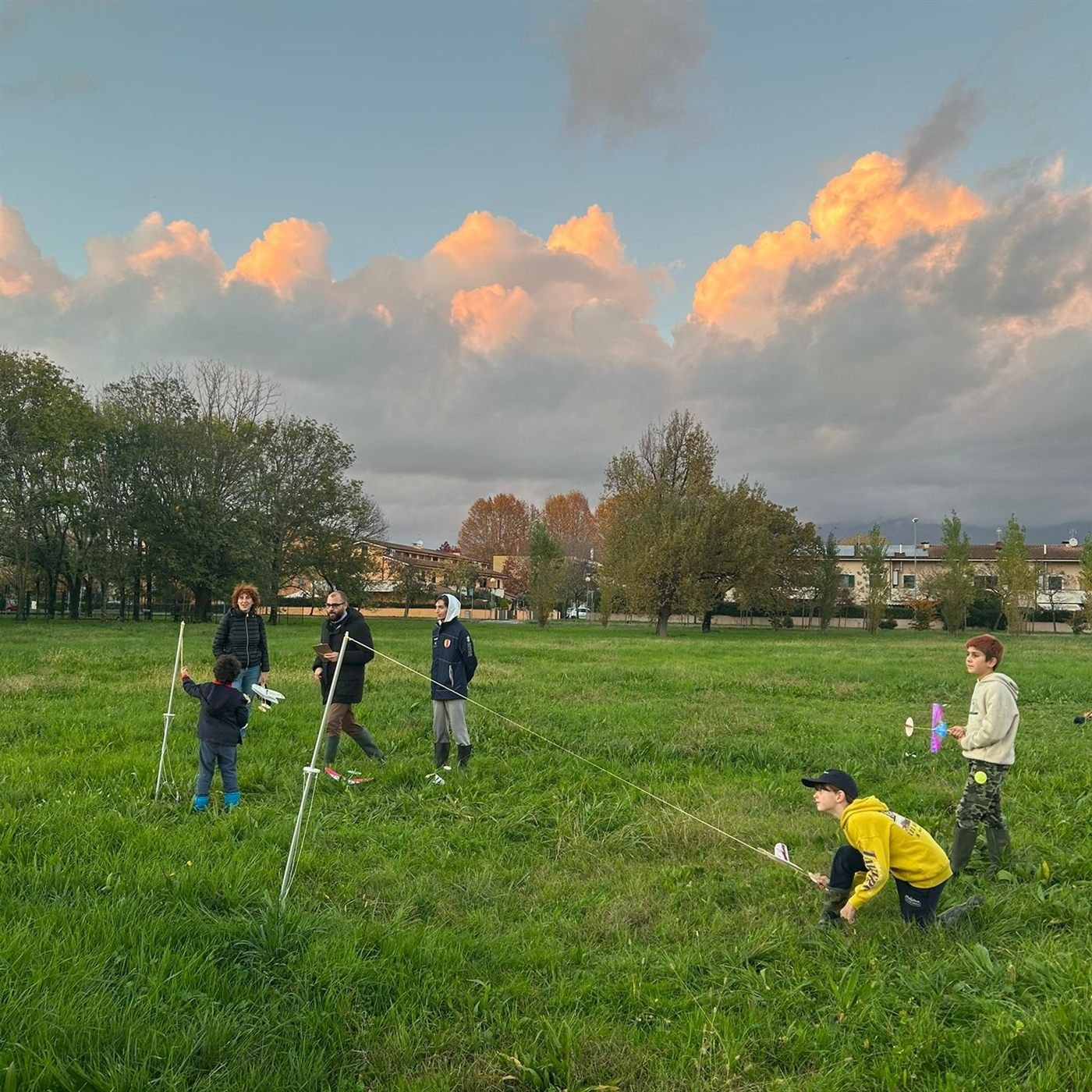 Ragazzi sul campo di volo al tramonto