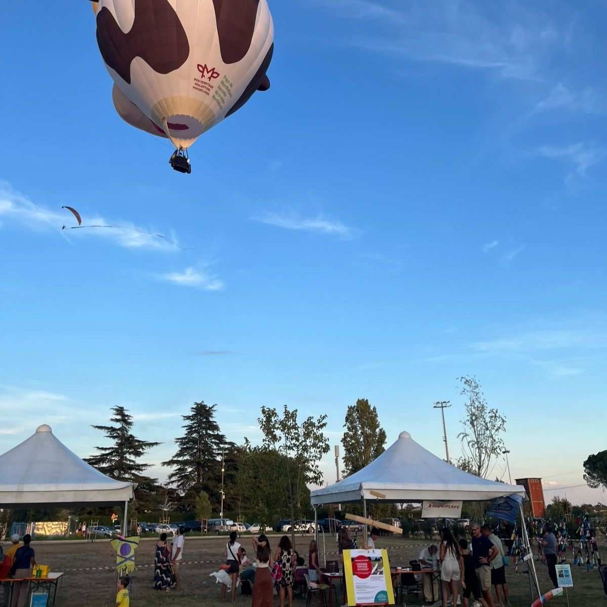 Una mongolfiera sopra il campo durante la Festa dell'Aria