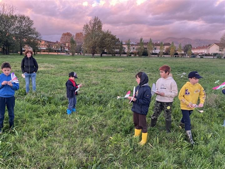 I ragazzi in campo con i loro modelli