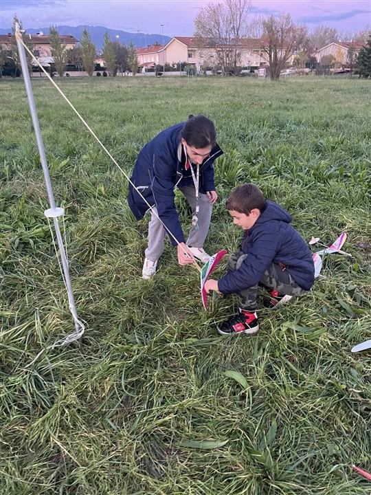 Un istruttore aiuta a preparare il lancio