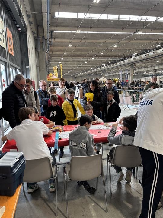 Tanta gente attorno ai tavoli nel padiglione