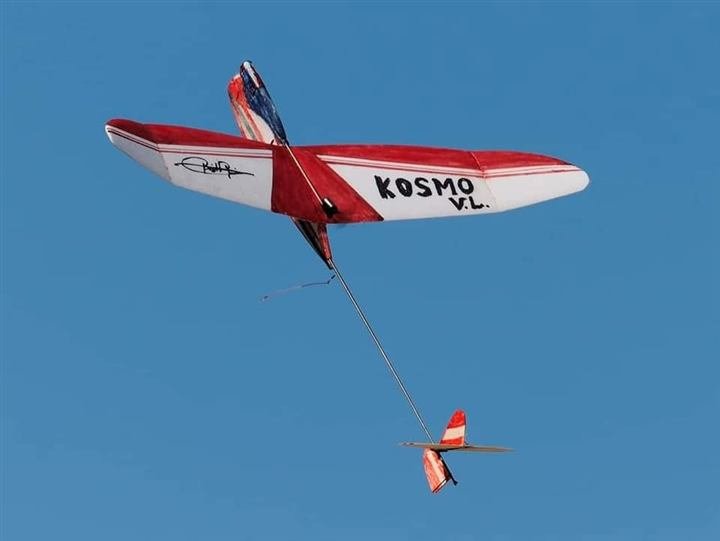 Un aliante in volo nel cielo azzurro