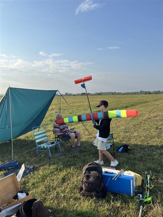 Tende e modelli sul campo di volo, agosto 2025