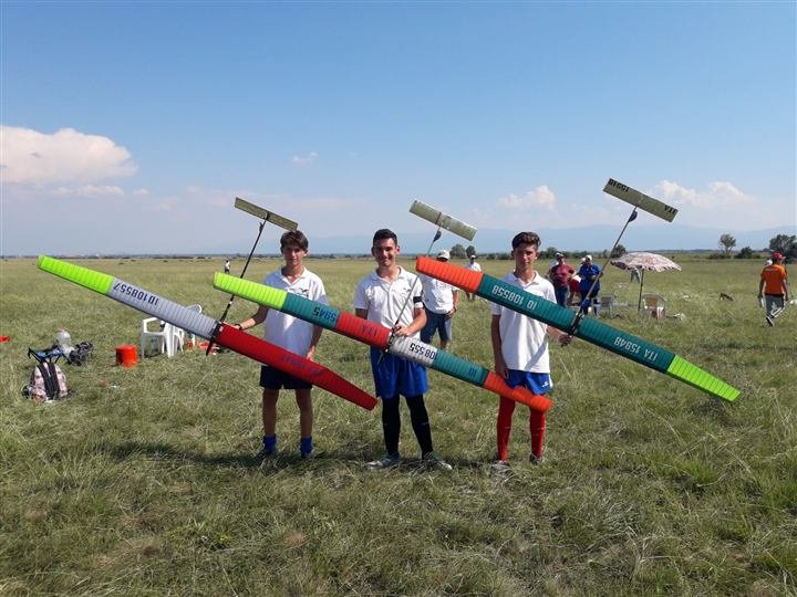 Tre ragazzi con i loro veleggiatori, 2018
