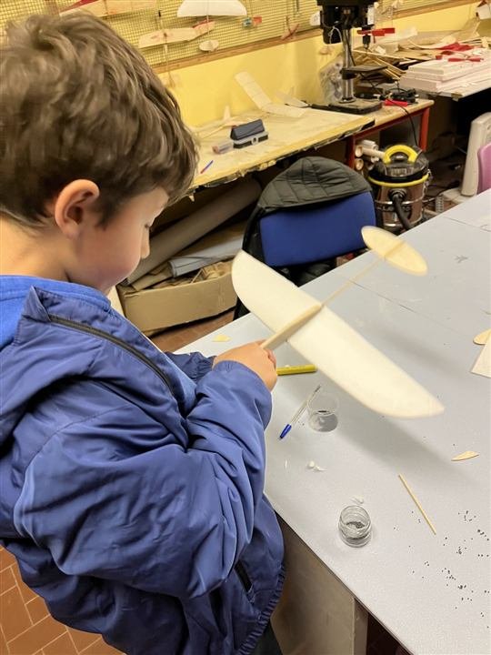 Un ragazzo con il suo modello appena finito