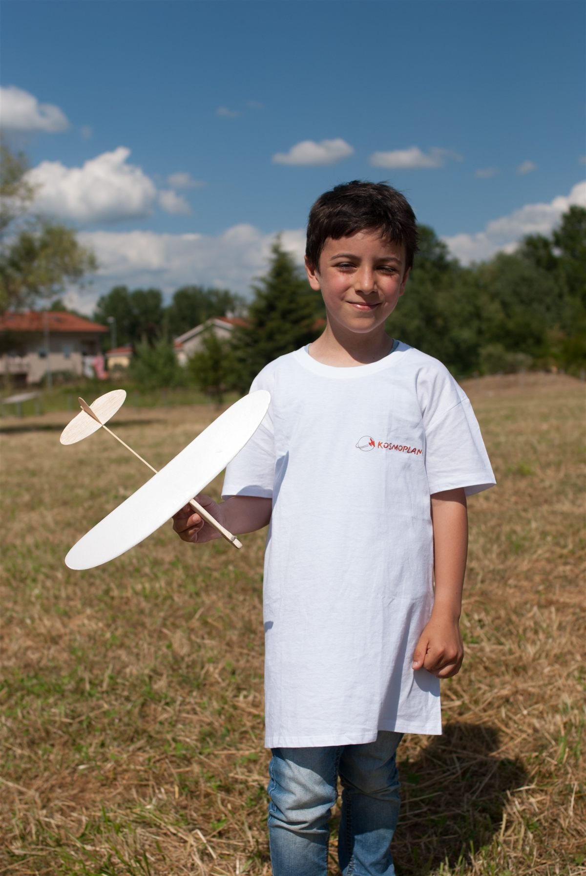 Un ragazzo con il proprio aeromodello sul campo di volo